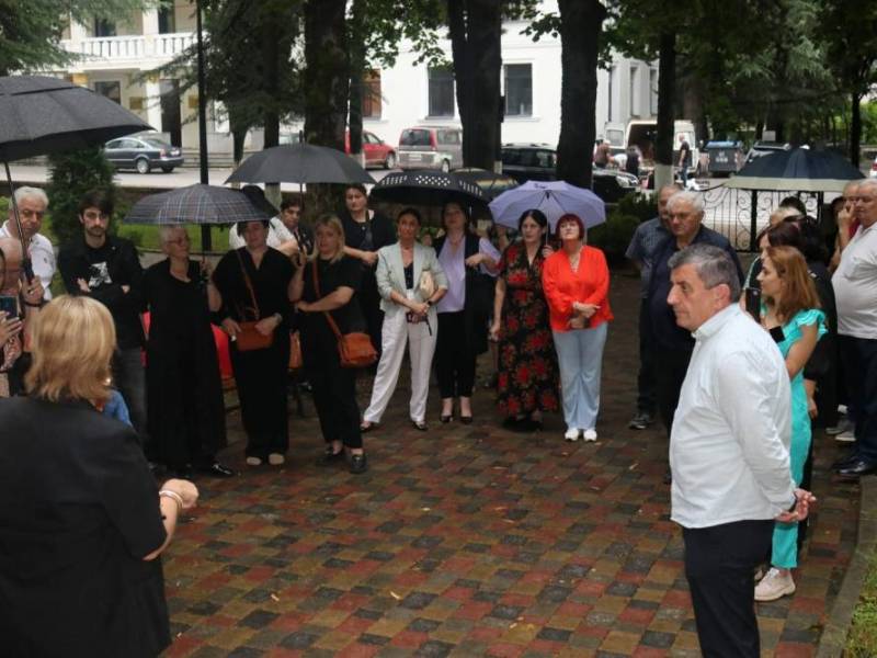 ცაგერში, ლადო ასათიანის სახელობის სკვერში, საზეიმოდ გაიხსნა პროექტი  ,,ლექსი კედელზე’’